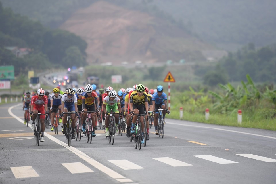 Điểm nhấn của chặng đua bắt đầu gần TP Hòa Bình.